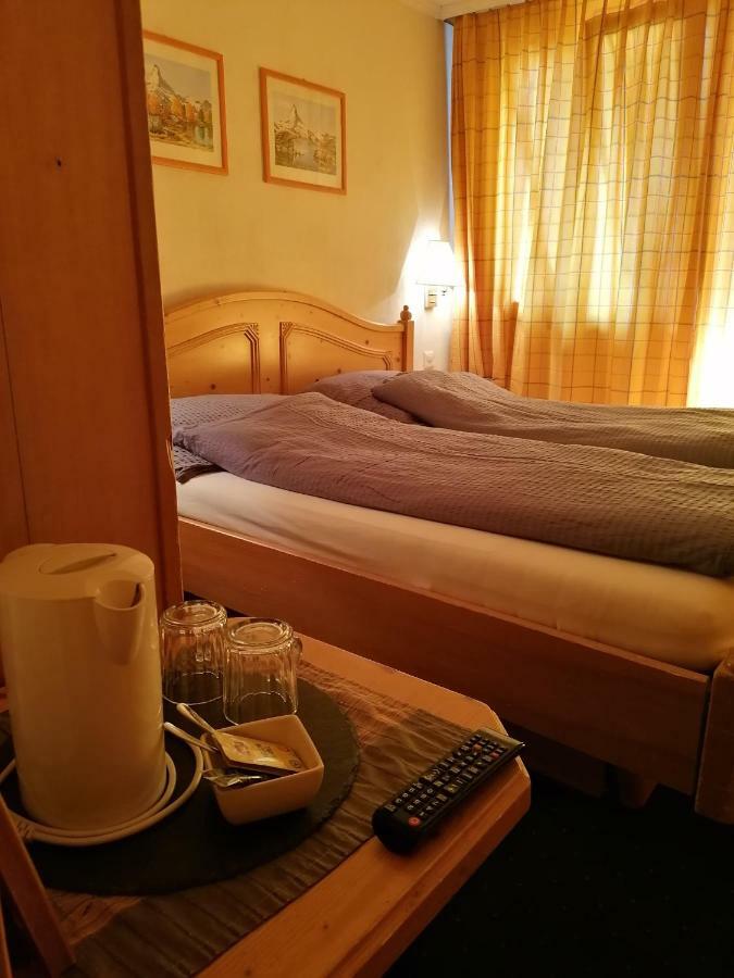Petit Helvetia Budget Hotel Zermatt Exterior foto