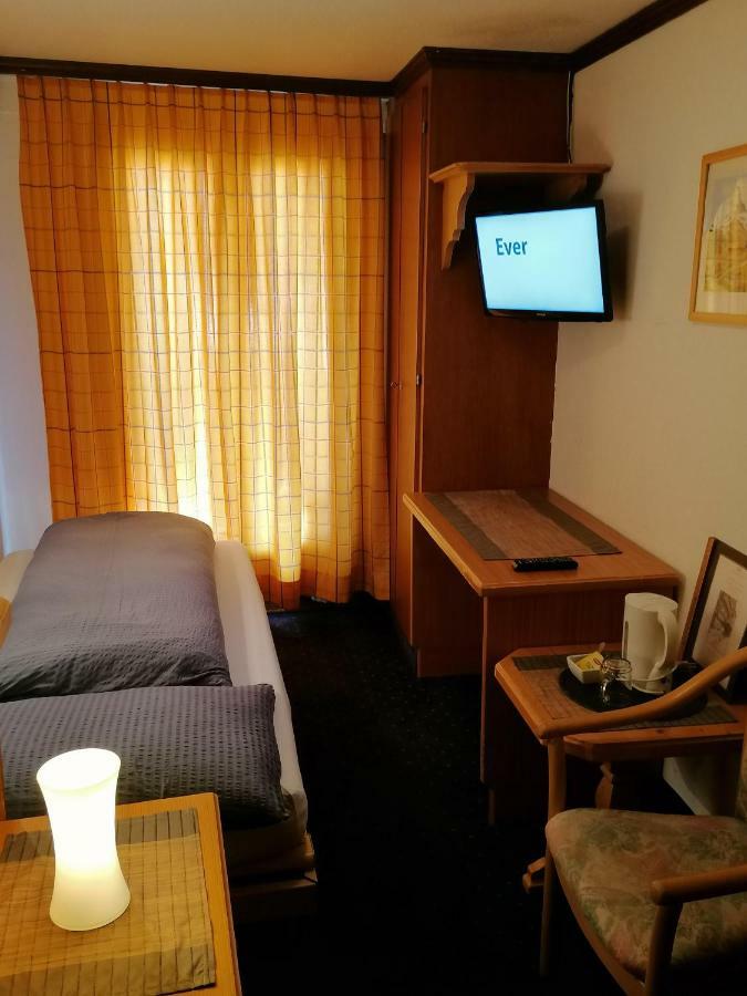 Petit Helvetia Budget Hotel Zermatt Exterior foto