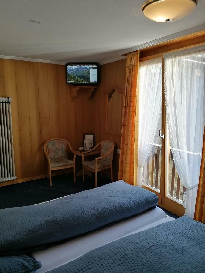 Petit Helvetia Budget Hotel Zermatt Exterior foto