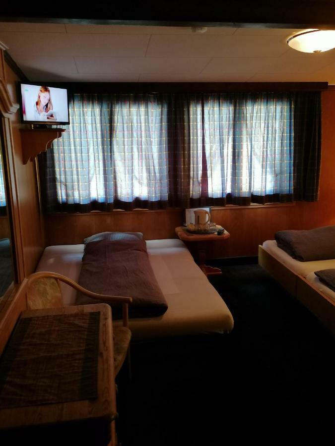 Petit Helvetia Budget Hotel Zermatt Exterior foto